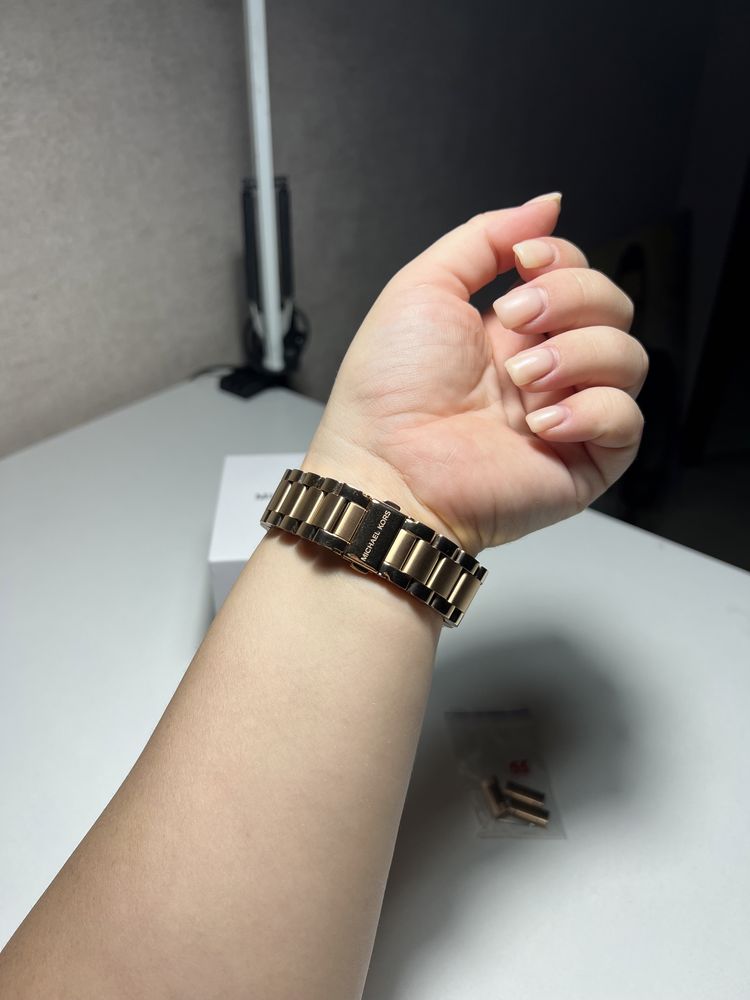 СРОЧНО продам Смарт часы Michael Kors