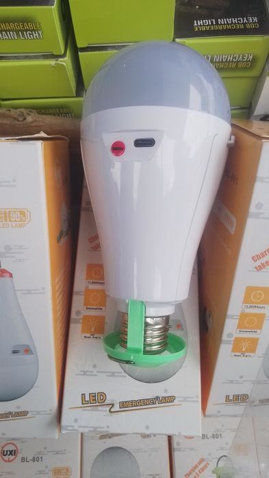 Світлодіодна лампочка з акумулятором аварійна автономна