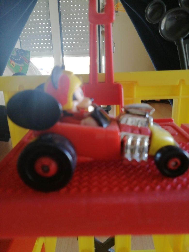 Pista do Mickey com carro