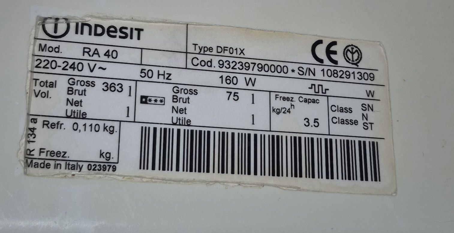 Indesit RA 40 Італія полки для холодильника ящики для овочей