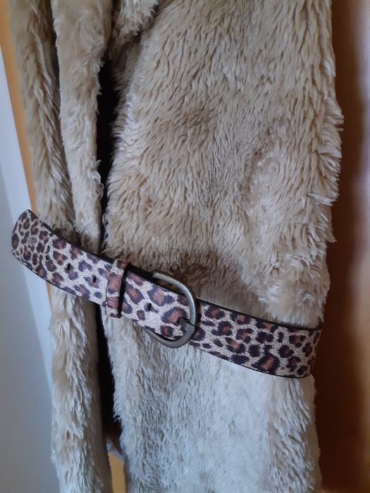 Casaco preto e um casaco com pêlo