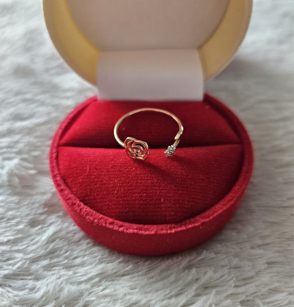 Złoty pierścionek z cyrkoniami w kształcie róży