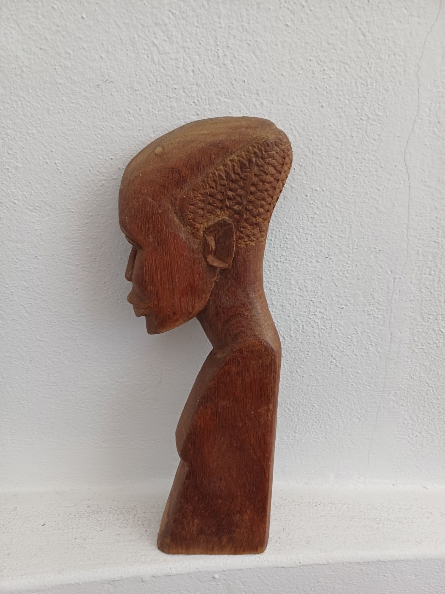Estátuas africanas em madeira com figuras humanas