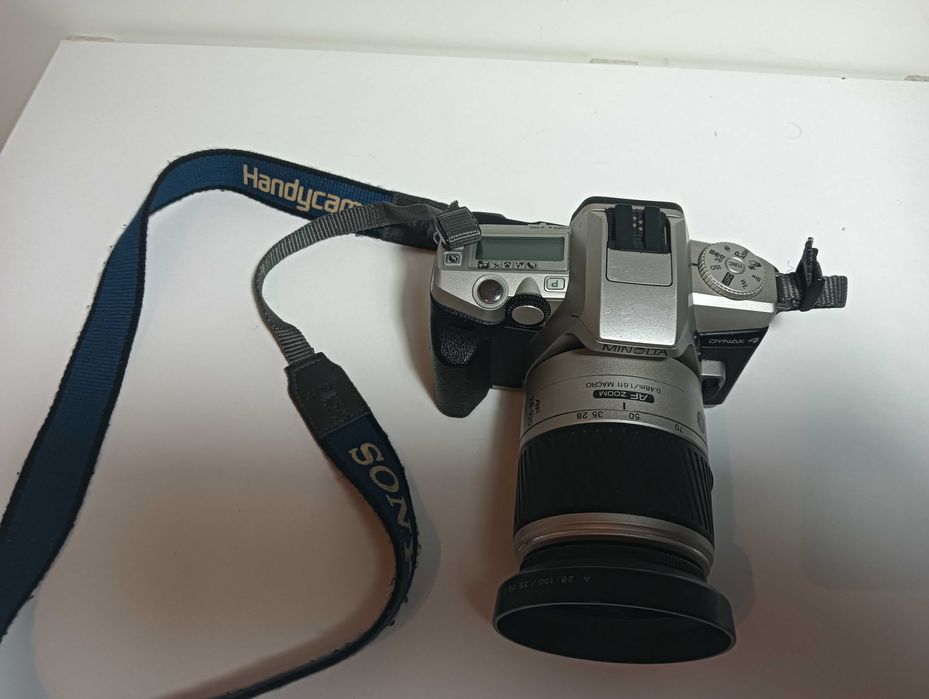 Minolta Dynax 4 z obiektywem AF Zoom 28–100 mm + pokrowiec i statyw