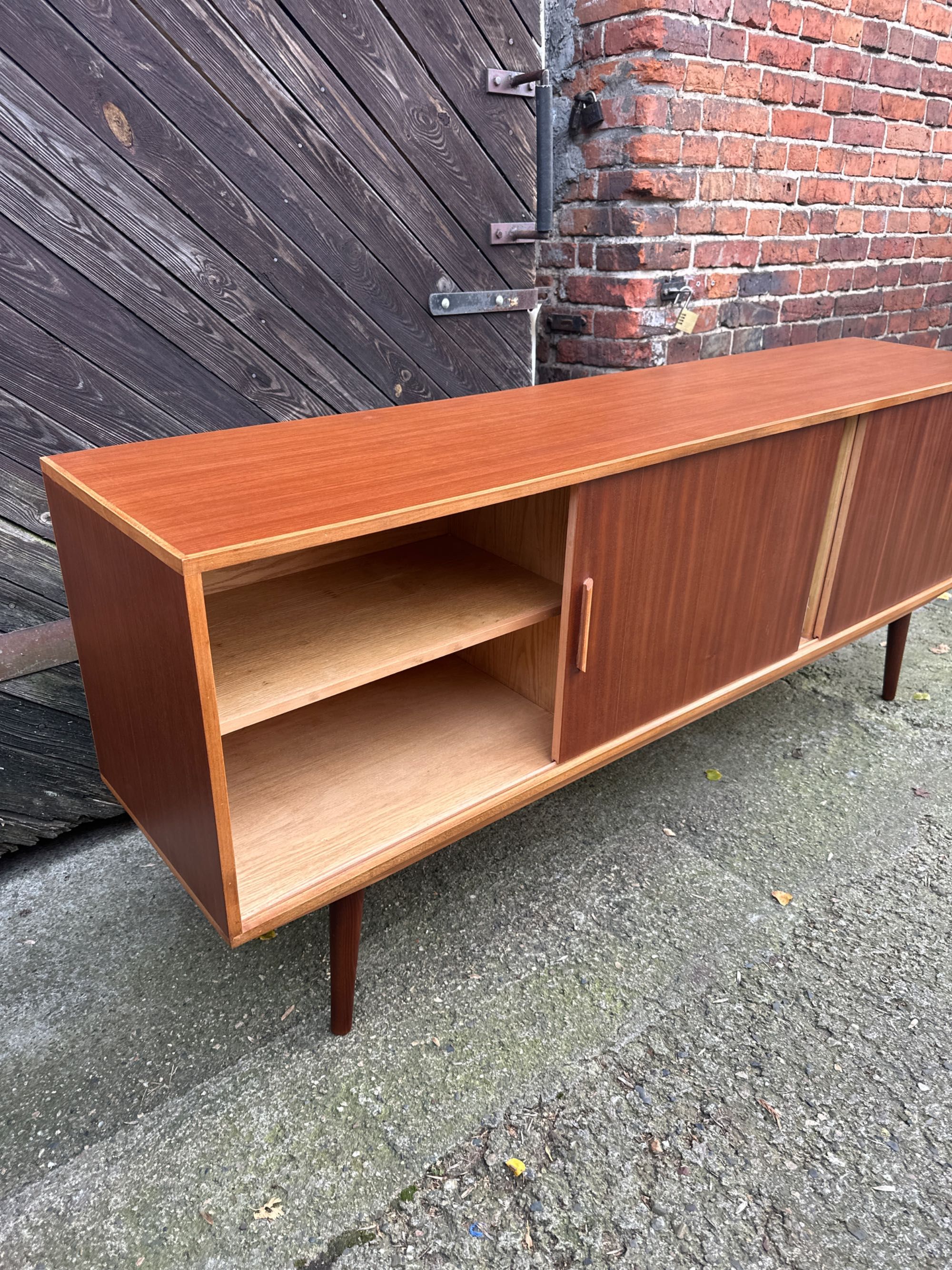 Duńska szafka / kredens / komoda / sideboard klasyczny machoniowy 80s
