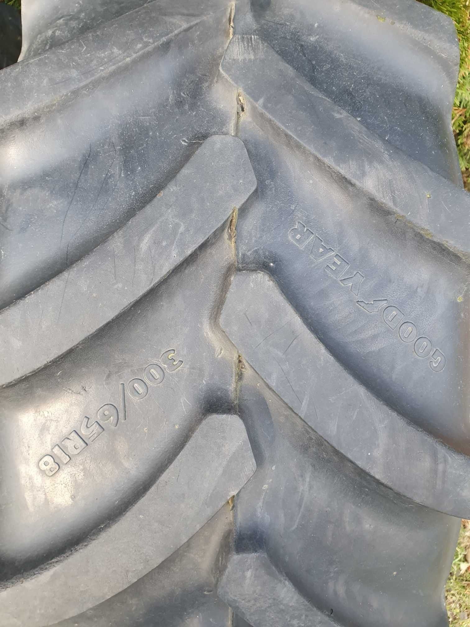 Opony 300/65 - R 18  ładowarka koparka Goodyear