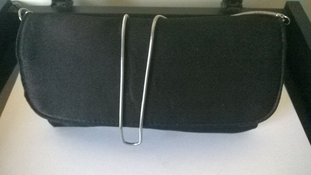 Vendo bolsa de mão em cetim preto para senhora, a bom preço!