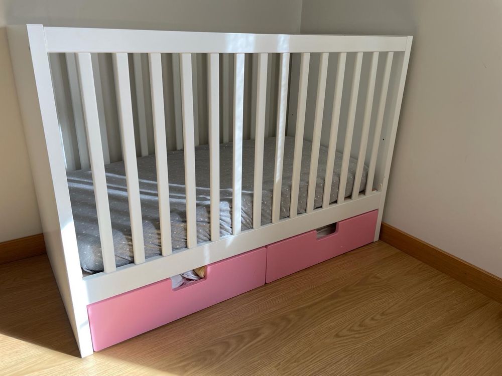 Cama de grades IKEA rosa e branco com colchão