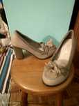Sapatos salto alto, côr beje, camurça, como novos!