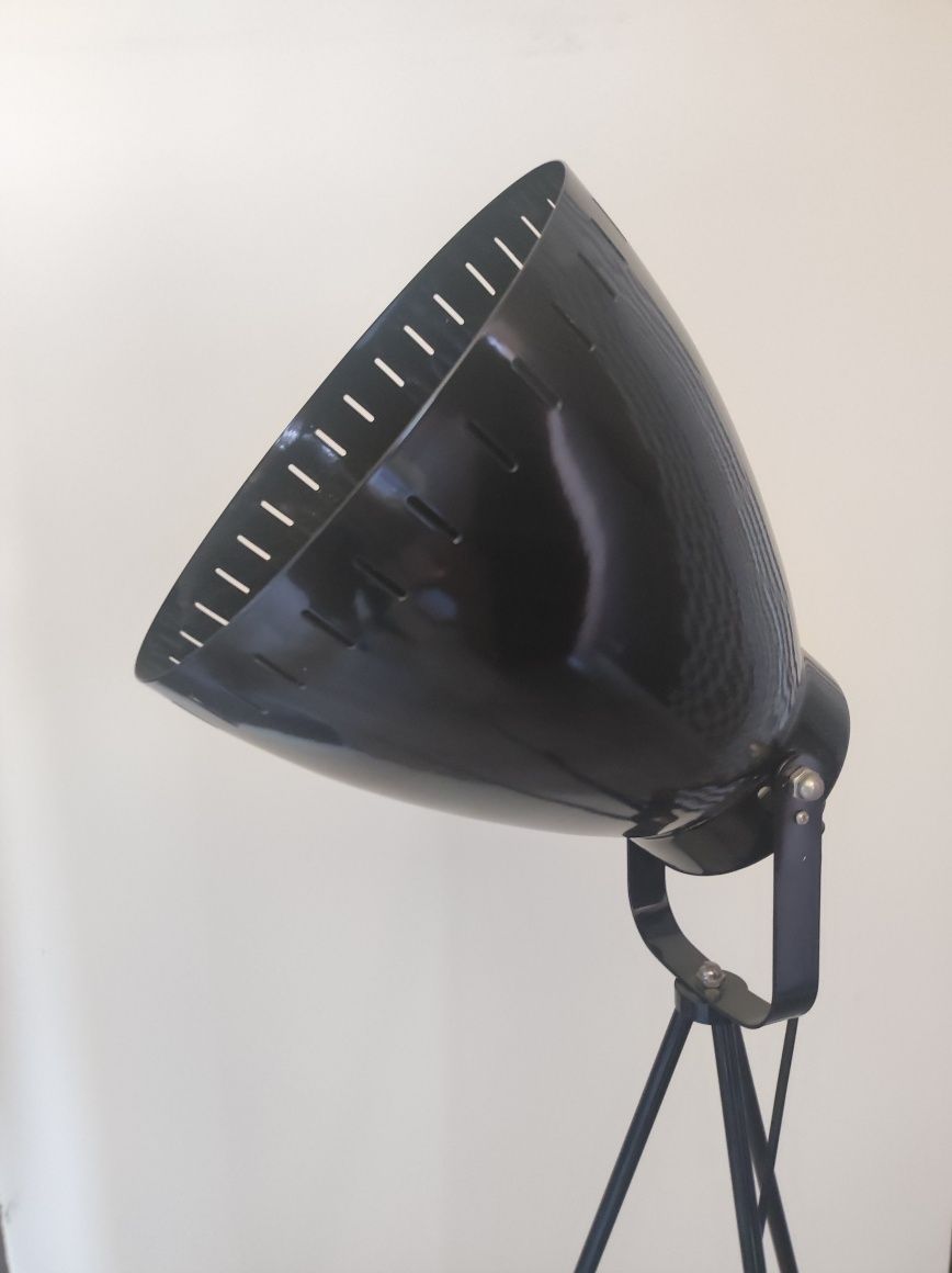 Loftowa lampa stojąca