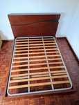 Cama casal madeira maciça cerejeira e wengue com estrado