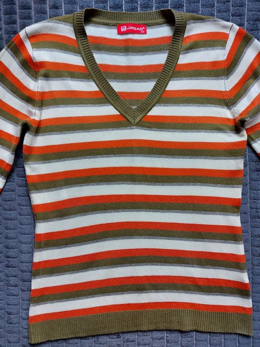 Sweterek w paski damski z dekoldem Jirgad S/M jak nowy