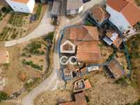 Duas moradias para restaurar com terreno envolvente, logradouro e terr