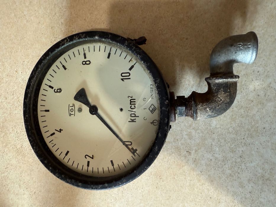 Manometr mechaniczny, duży, o średnicy 16 cm, produkcja NRD