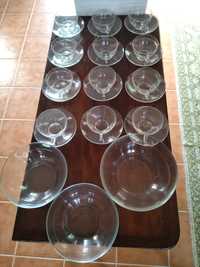Clássico serviço de chá de vidro transparente, com taças a condizer