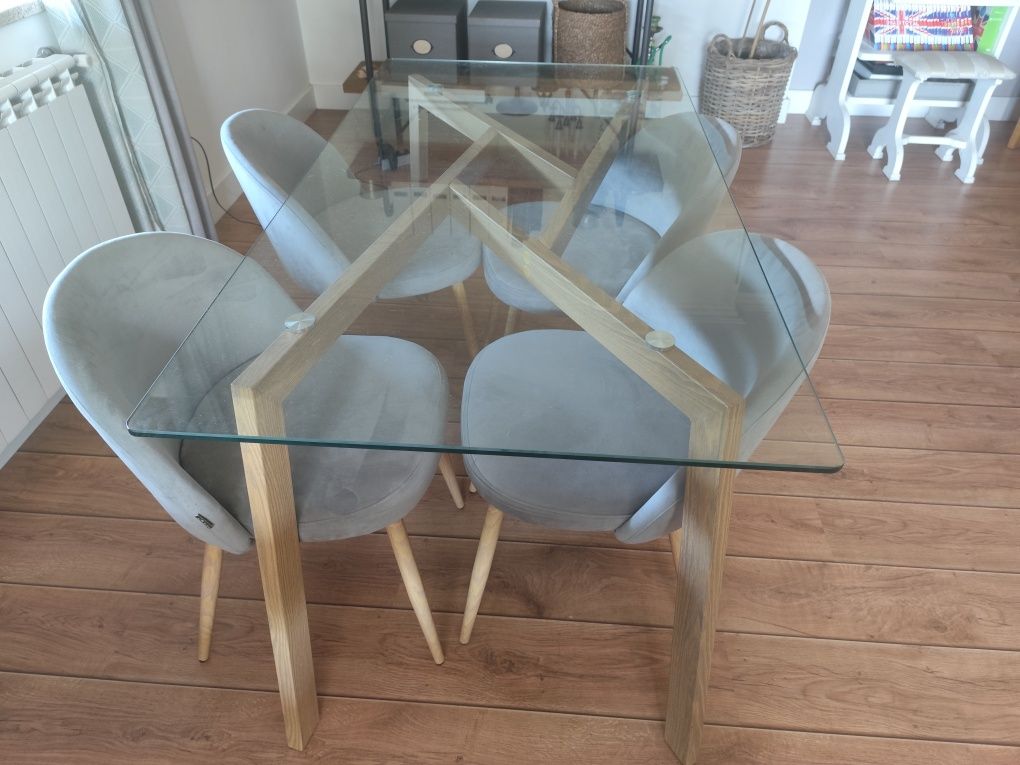 Mesa em vidro temperado com 4 cadeiras em veludo,.