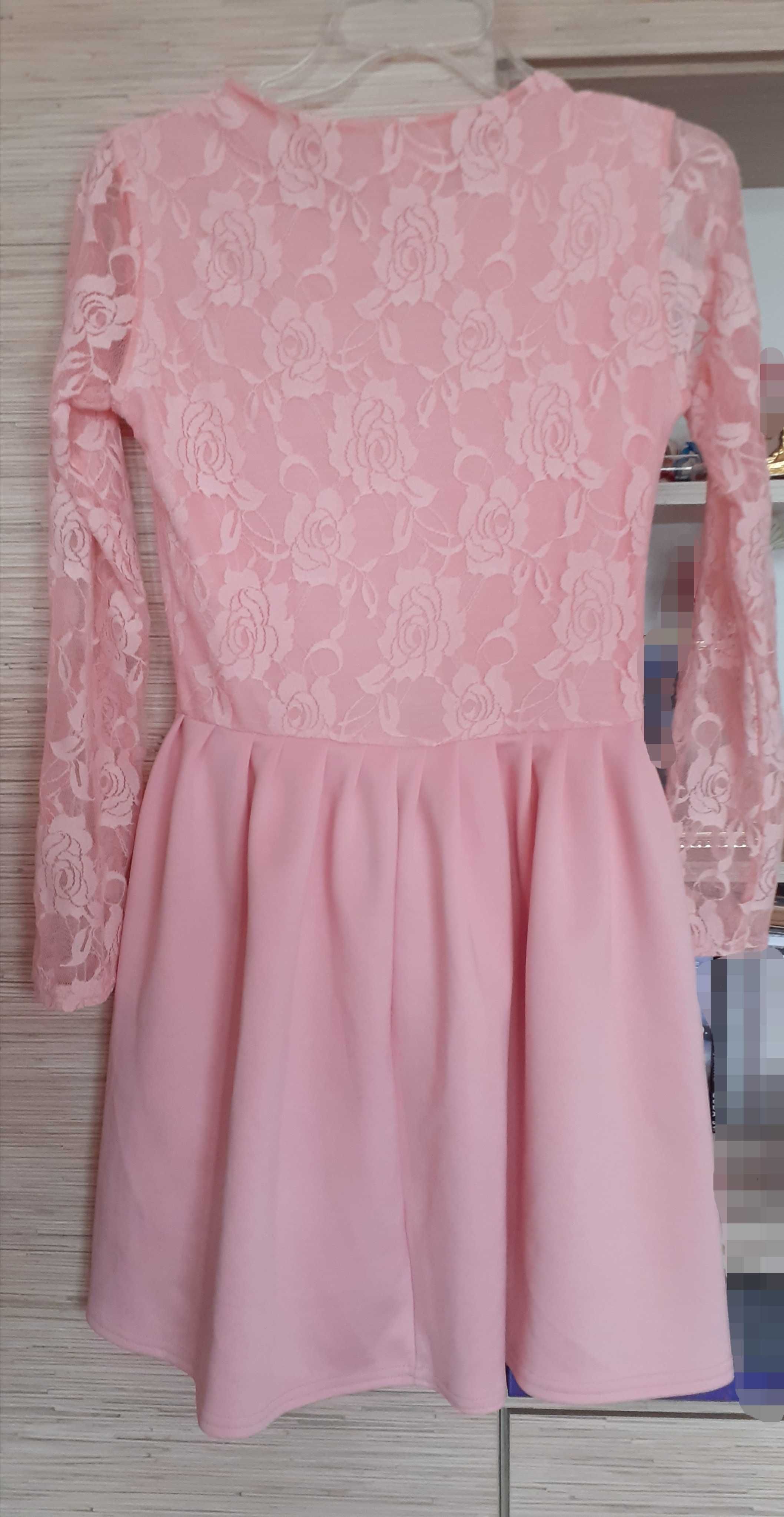Różowa sukienka z koronkowymi rękawami