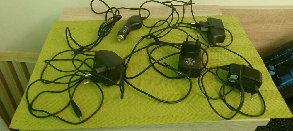 Zestaw starych ładowarek