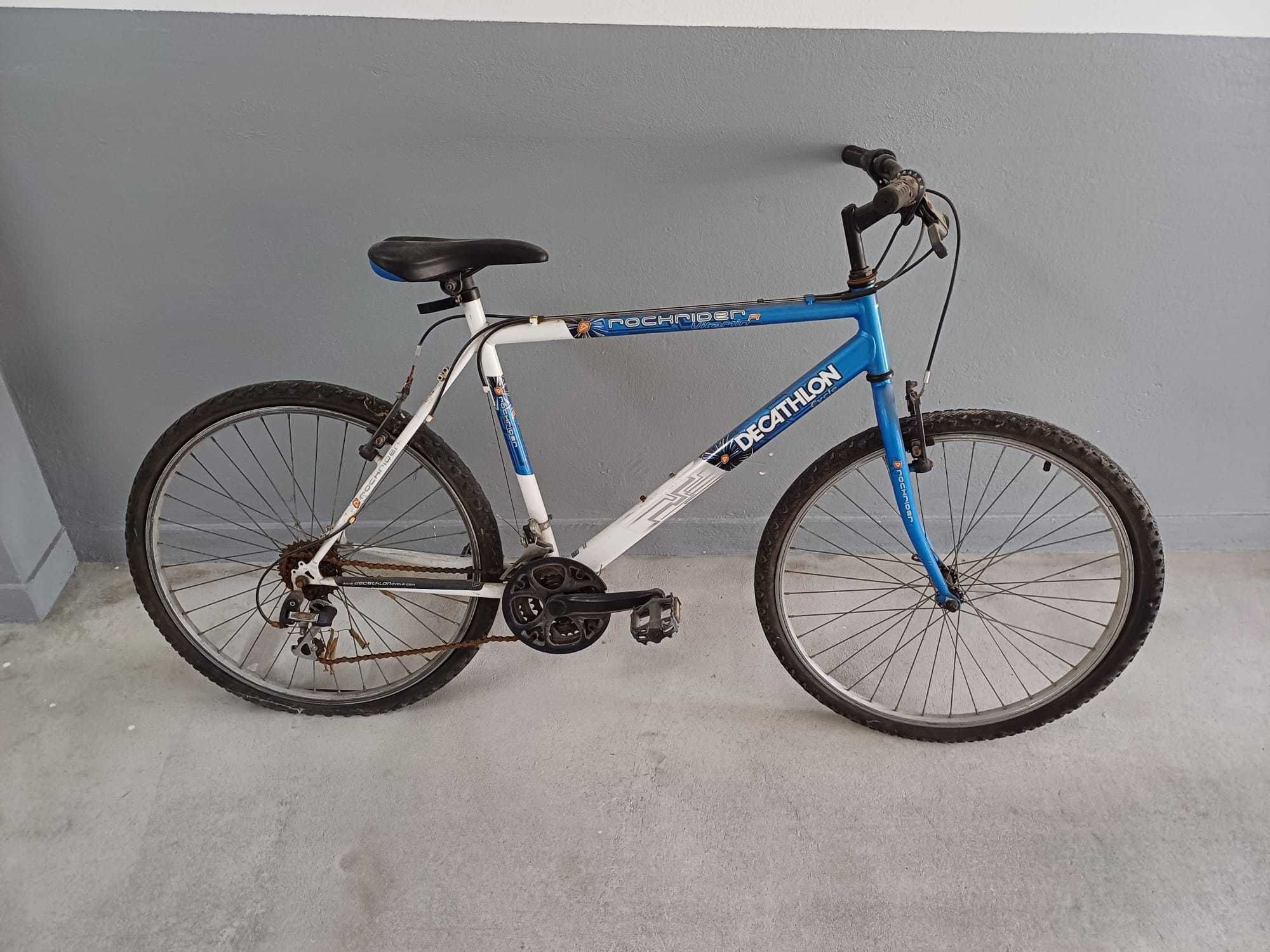 Bicicleta dechatlon azul funcional