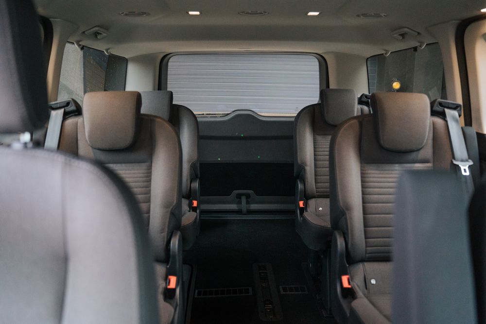 Nowy 8/9-osobowy bus do wynajęcia z kierowcą, imprezy okolicznościowe