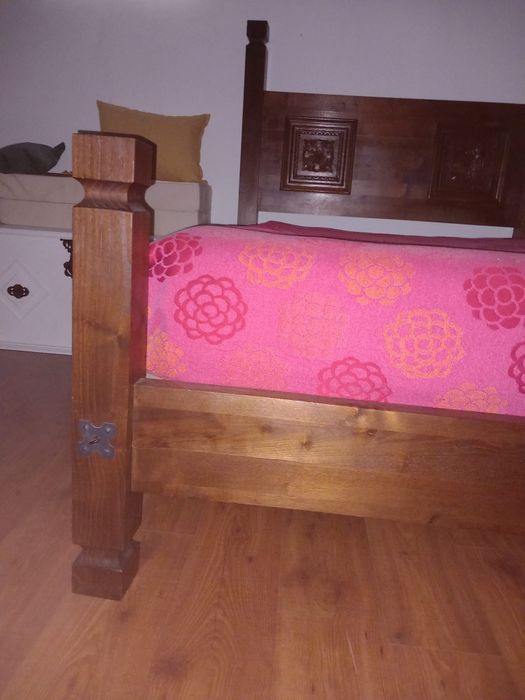Cama em madeira maciça