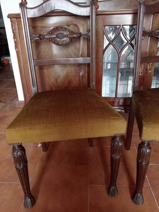 Cadeiras estofadas, clássicas