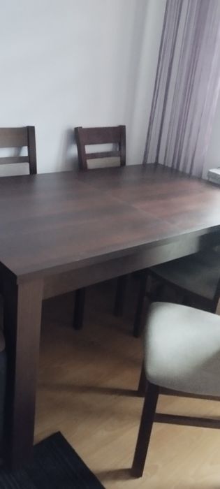 Stół rozkładany z krzesłami