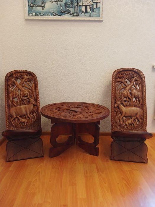 Столик і крісла з червоного дерева