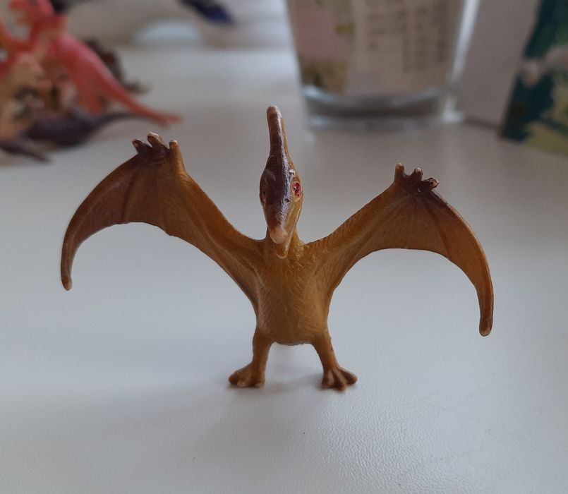 12 динозаврів + 1 в подарунок