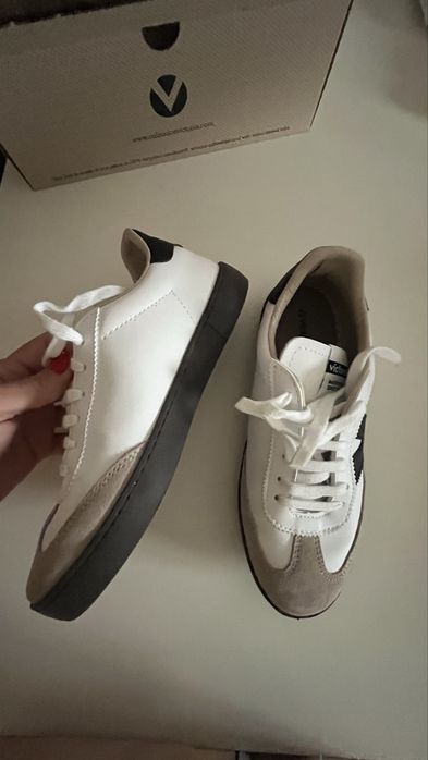 Tenis novos  “ V” ( marca Vitoria)