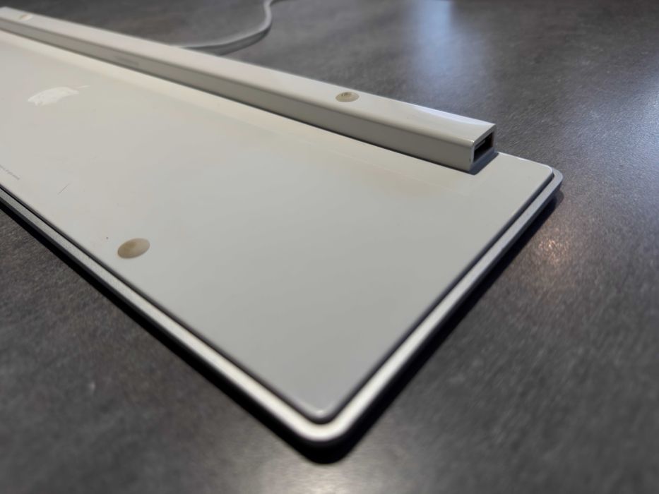 Apple Keyboard A1243 – przewodowa, z klawiaturą numeryczną