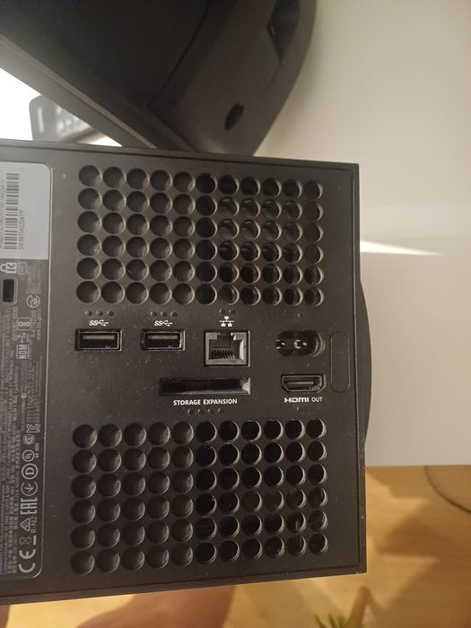 Xbox Series X 1Tb + 3 pady + komplet akcesoriów – stan jak nowy