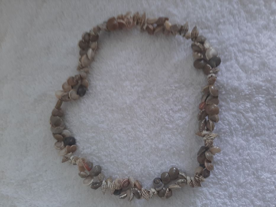 Colar artesanal feito em conchas