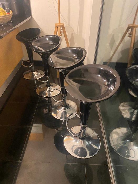 Bancos altos reguláveis em altura