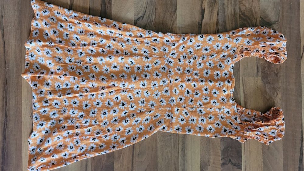 Sukienka hiszpanka Bershka. Lekko się naciąga.