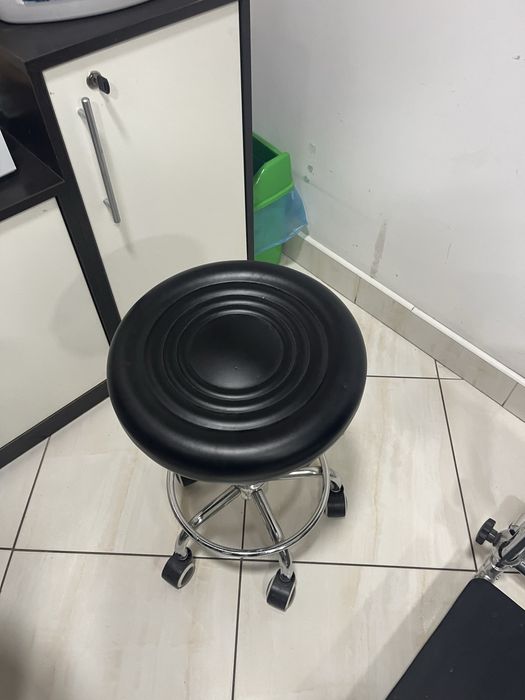 Стул та підставка манюкюрне