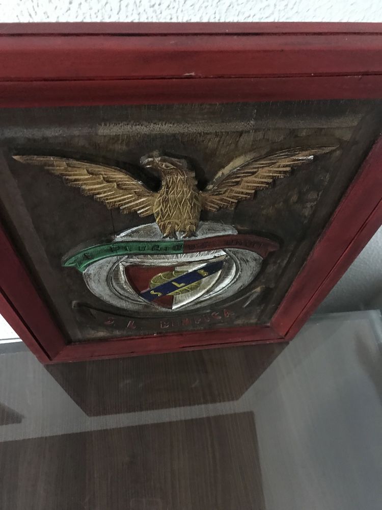 SLB Sport Lisboa Benfica esculpido em madeira