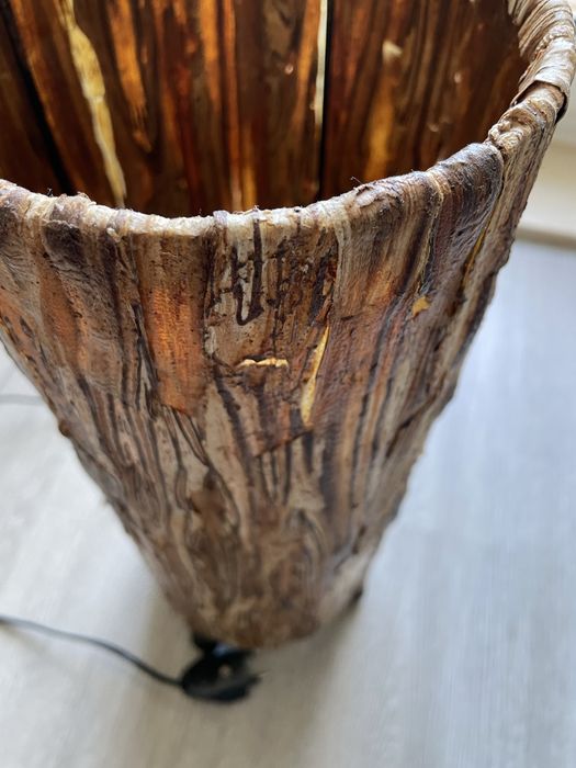 Candeeiro de Chão com Folha de Bananeira Natural – Luz Ambiente Deco