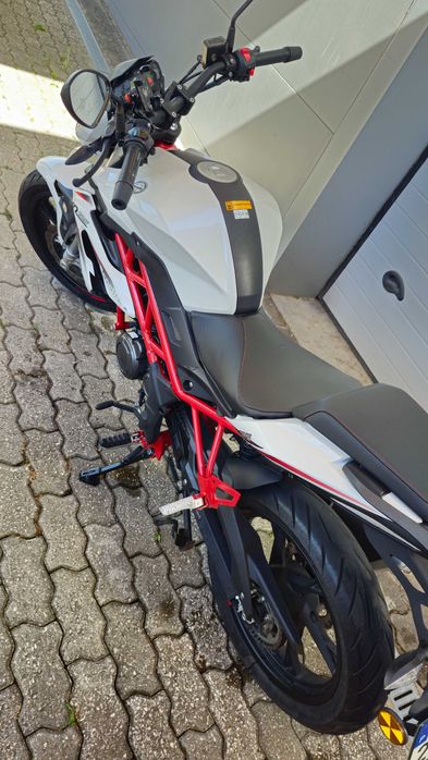Mota Benelli BN 125 poucos km's