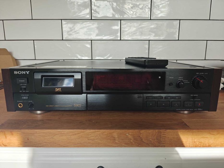 Magnetofon cyfrowy DAT Sony DTC 59 ES z pilotem