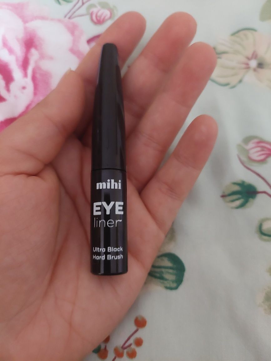 Eyeliner. Ultra czarny eyeliner Hard Brush