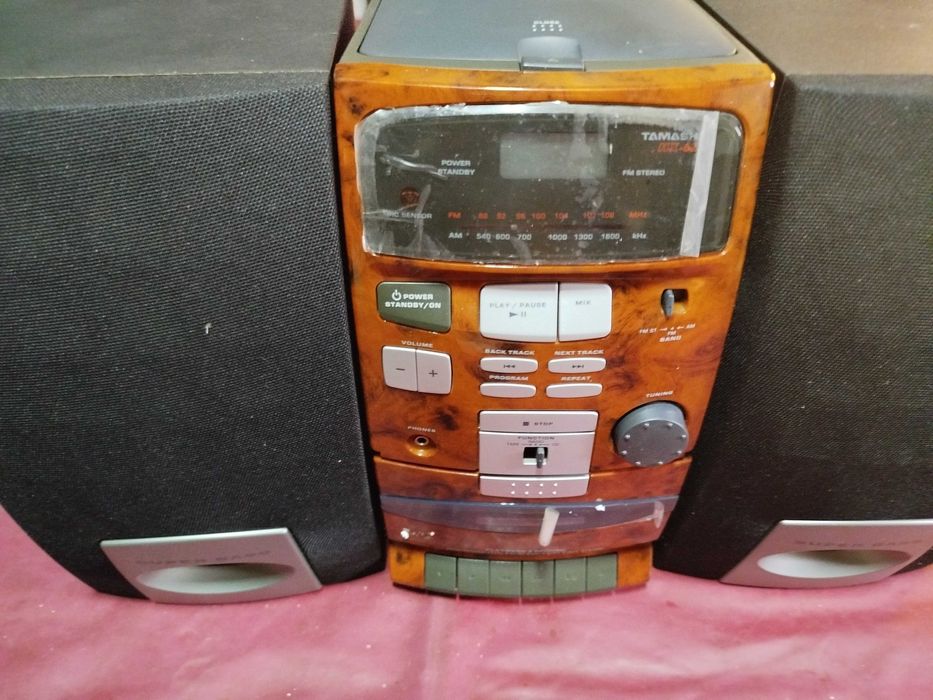 Aparelhagem de som com CD, rádio e cassete