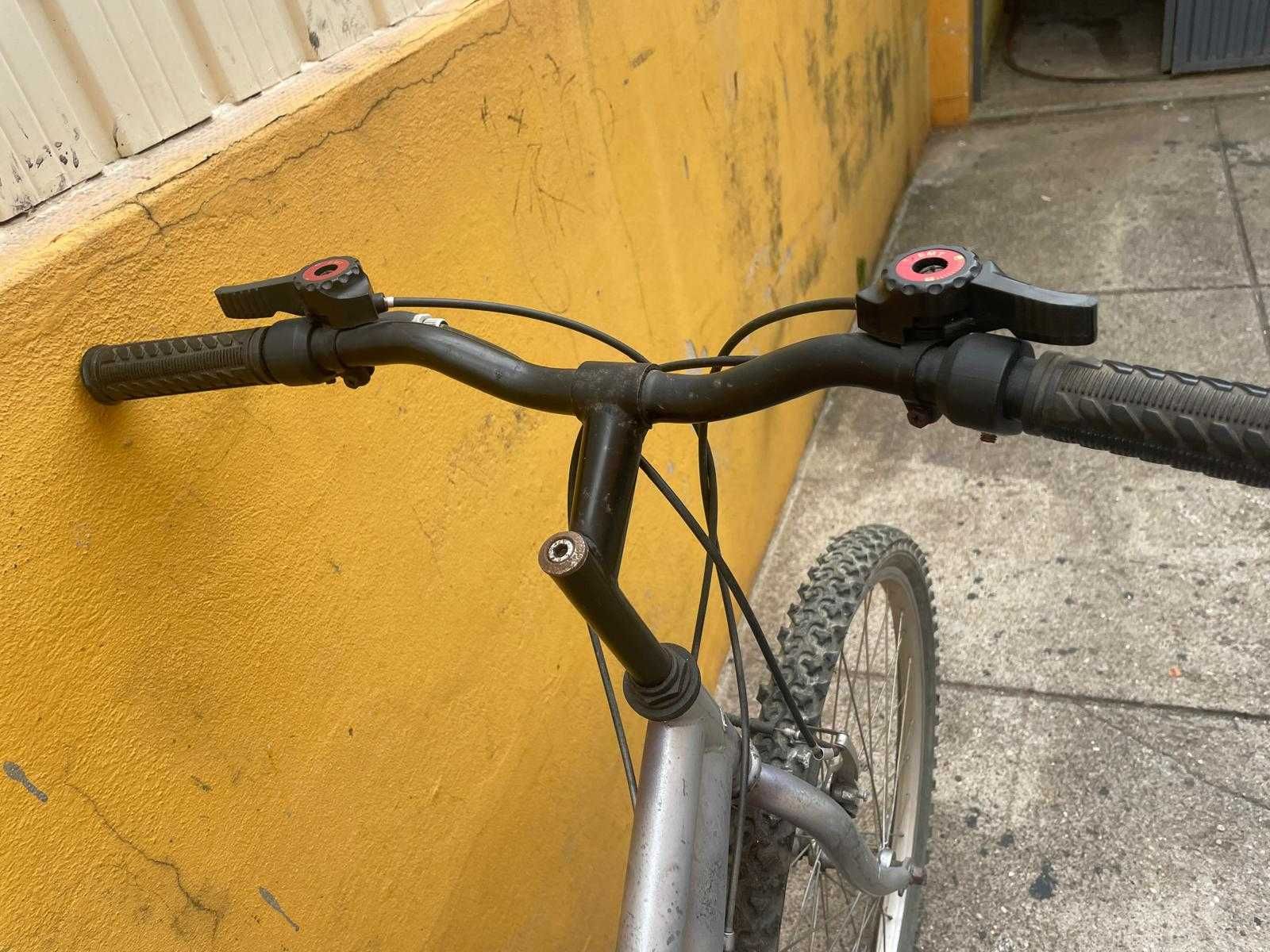 Bicicleta de montanha cinza usada