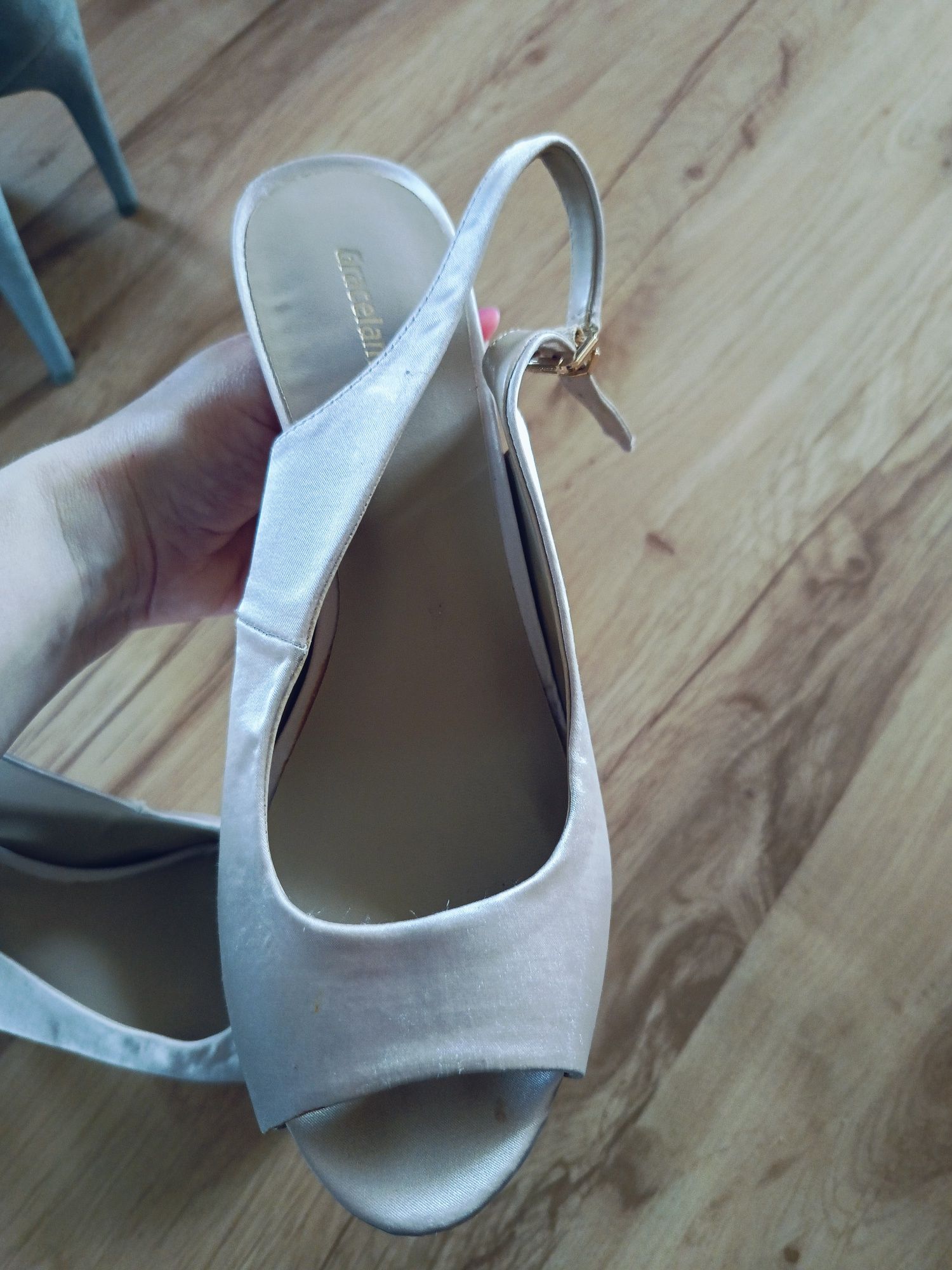 Sprzedam buty na niskim obcasie