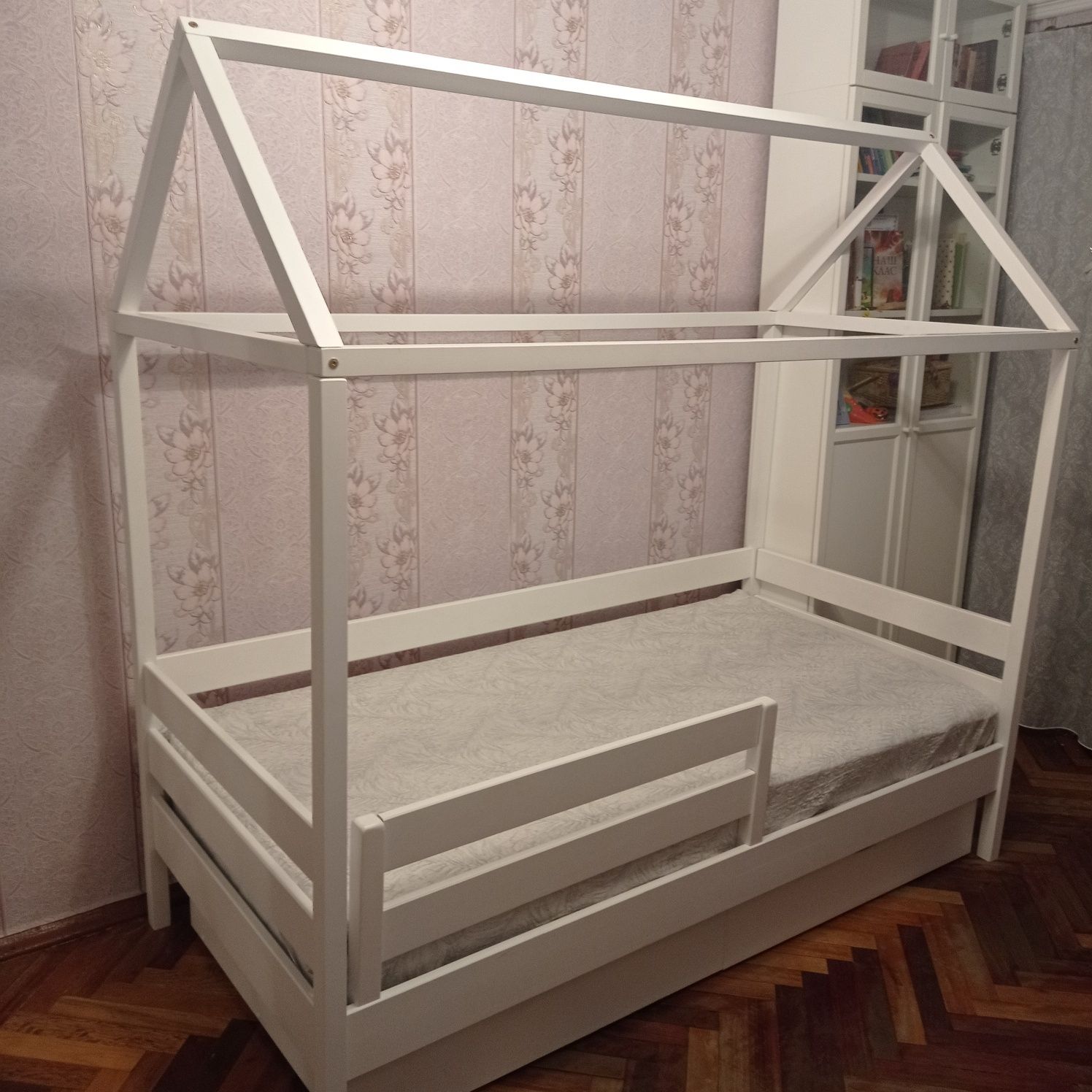 Продам дитяче дерев'яне ліжко-будиночок з 2-ма шухлядами для зберіганн