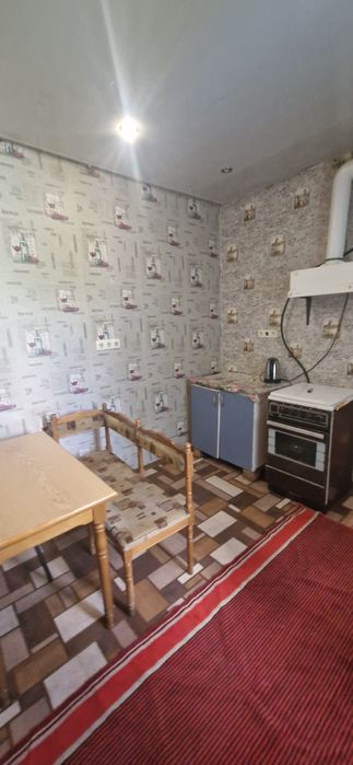 Полтава. 2ком с пакоместом 1эт 1эт дома 8000 и сч.рядом  Юракадемия .