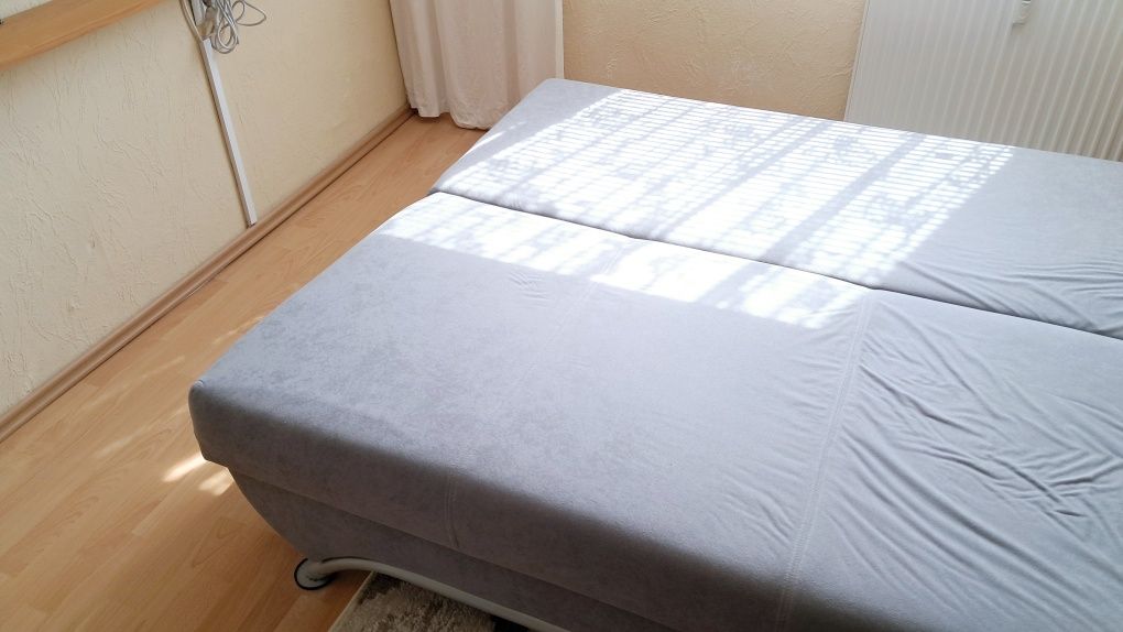 Sprzedam kanapę dwuosobową w bardzo dobrym stanie.