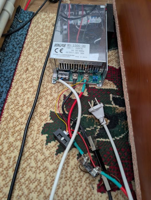 Зарядний пристрій/джерело живлення