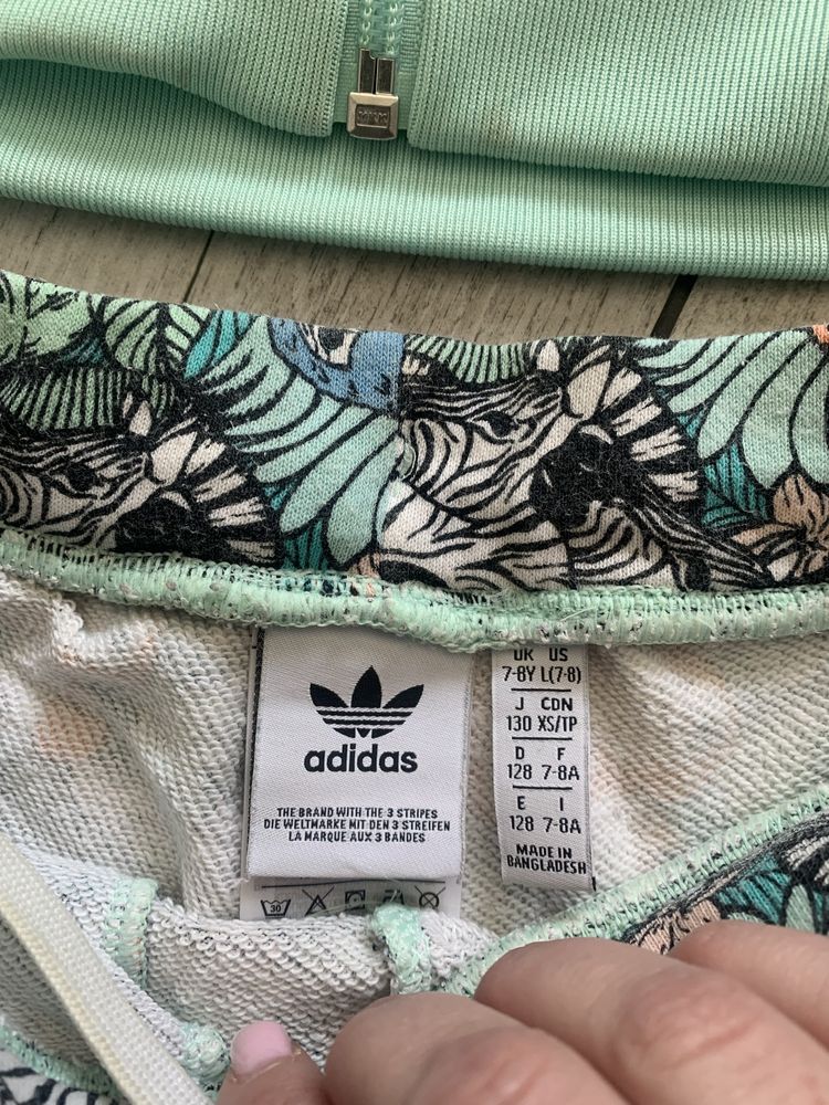 Продам костюм на девочкк фирмы adidas