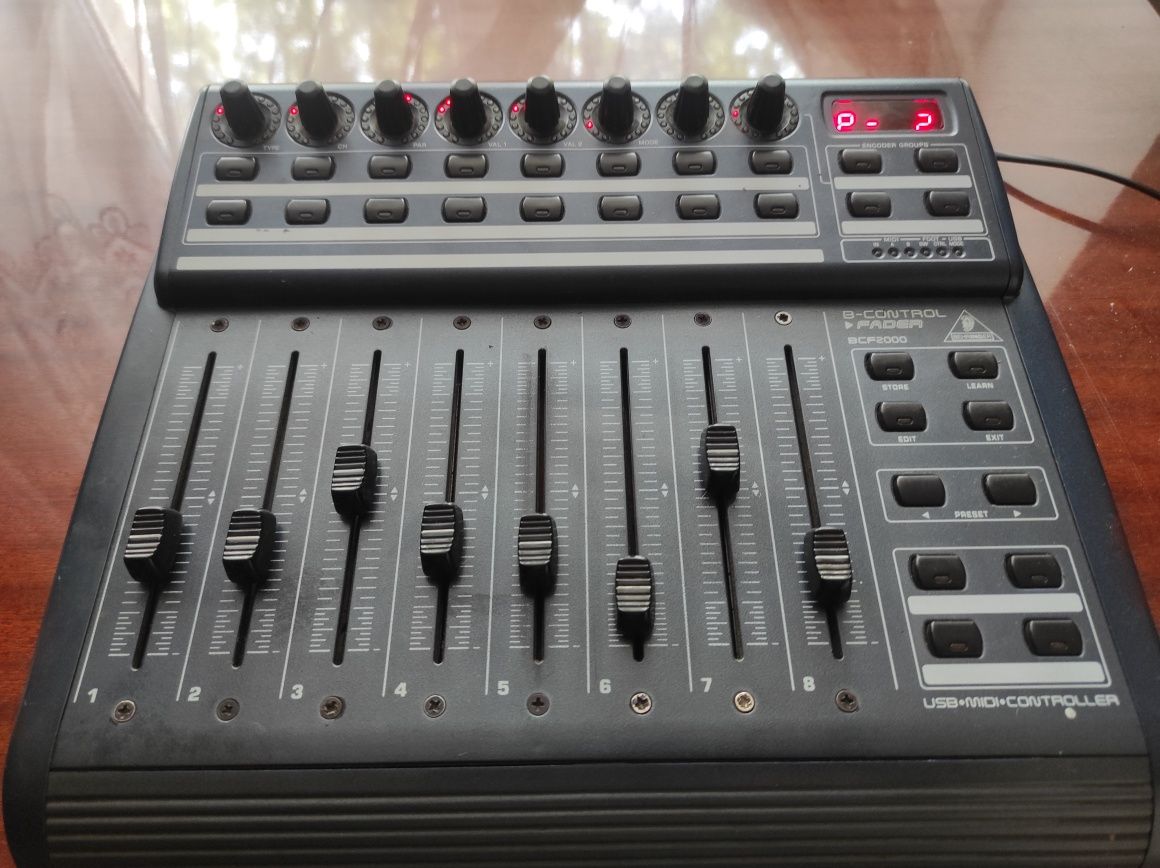 Midi Behringer BCF2000